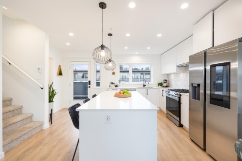 444-545 2Nd Street E, North Vancouver, BC - Indoor Photo Showing Kitchen With Upgraded Kitchen