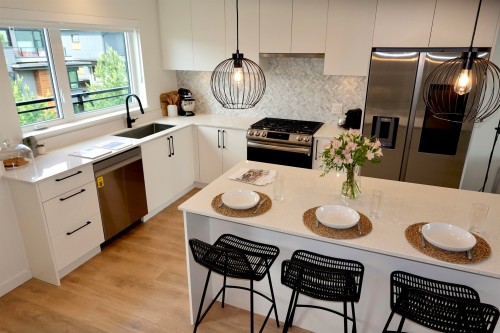444-545 2Nd Street E, North Vancouver, BC - Indoor Photo Showing Kitchen