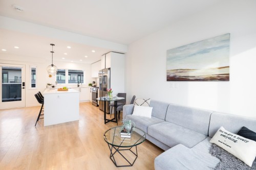 444-545 2Nd Street E, North Vancouver, BC - Indoor Photo Showing Living Room