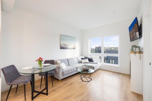 444-545 2Nd Street E, North Vancouver, BC - Indoor Photo Showing Living Room