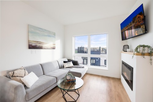 444-545 2Nd Street E, North Vancouver, BC - Indoor Photo Showing Living Room With Fireplace