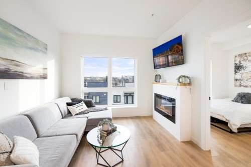 444-545 2Nd Street E, North Vancouver, BC - Indoor Photo Showing Living Room With Fireplace