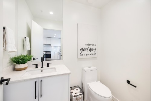 444-545 2Nd Street E, North Vancouver, BC - Indoor Photo Showing Bathroom