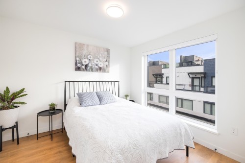 444-545 2Nd Street E, North Vancouver, BC - Indoor Photo Showing Bedroom