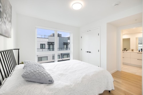 444-545 2Nd Street E, North Vancouver, BC - Indoor Photo Showing Bedroom