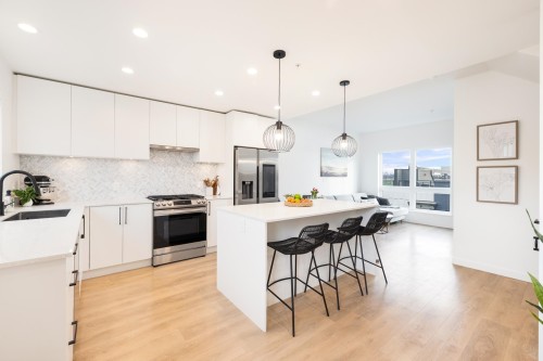 444-545 2Nd Street E, North Vancouver, BC - Indoor Photo Showing Kitchen With Upgraded Kitchen