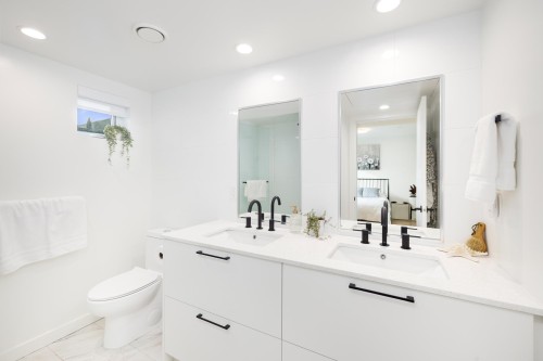444-545 2Nd Street E, North Vancouver, BC - Indoor Photo Showing Bathroom