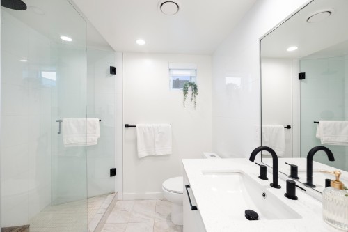 444-545 2Nd Street E, North Vancouver, BC - Indoor Photo Showing Bathroom
