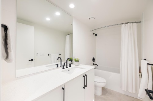 444-545 2Nd Street E, North Vancouver, BC - Indoor Photo Showing Bathroom
