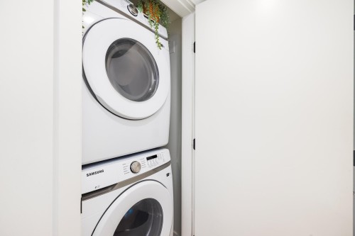 444-545 2Nd Street E, North Vancouver, BC - Indoor Photo Showing Laundry Room