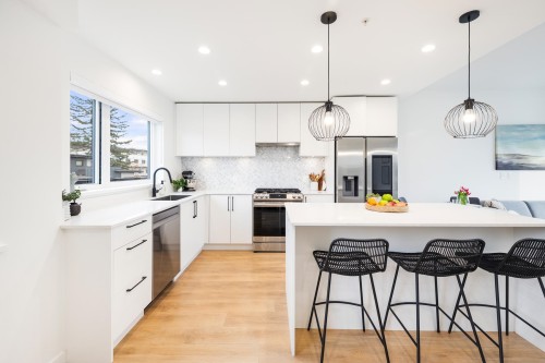 444-545 2Nd Street E, North Vancouver, BC - Indoor Photo Showing Kitchen With Upgraded Kitchen