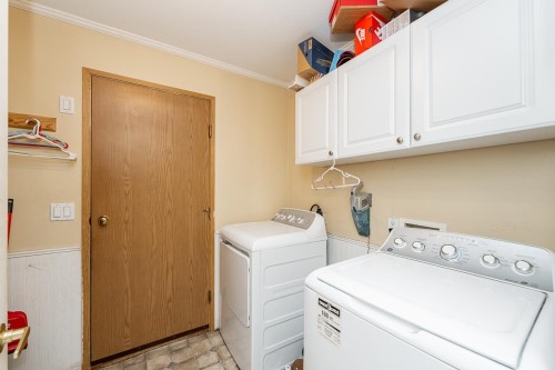 20102 Ditton Street, Maple Ridge, BC - Indoor Photo Showing Laundry Room
