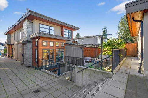 2-252 19Th Street E, North Vancouver, BC 