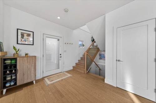 2-252 19Th Street E, North Vancouver, BC 