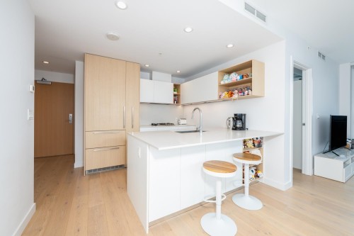 4202-6000 Mckay Avenue, Burnaby, BC - Indoor Photo Showing Kitchen