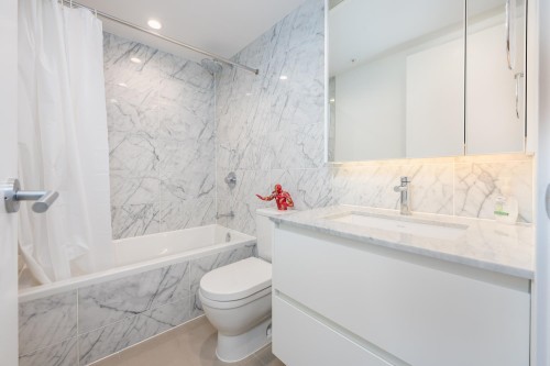 4202-6000 Mckay Avenue, Burnaby, BC - Indoor Photo Showing Bathroom