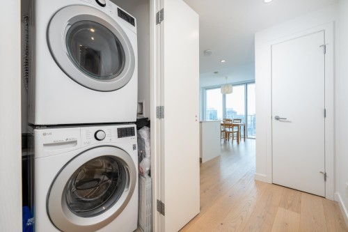 4202-6000 Mckay Avenue, Burnaby, BC - Indoor Photo Showing Laundry Room