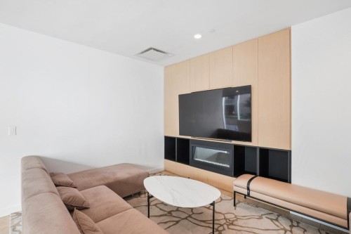 4202-6000 Mckay Avenue, Burnaby, BC - Indoor Photo Showing Living Room
