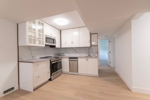 1410 Lansdowne Drive, Coquitlam, BC - Indoor Photo Showing Kitchen