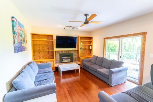 1410 Lansdowne Drive, Coquitlam, BC - Indoor Photo Showing Living Room With Fireplace