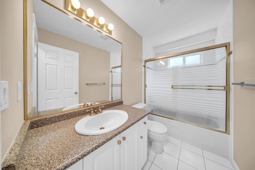 4049 Curle Avenue, Burnaby, BC - Indoor Photo Showing Bathroom