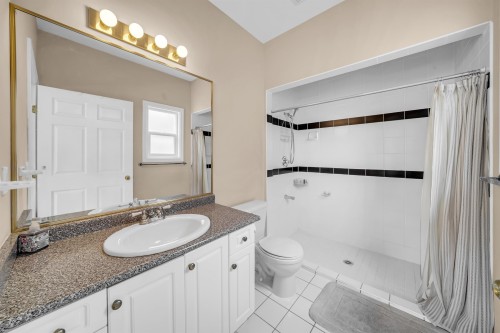4049 Curle Avenue, Burnaby, BC - Indoor Photo Showing Bathroom