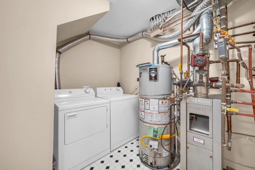 4049 Curle Avenue, Burnaby, BC - Indoor Photo Showing Laundry Room