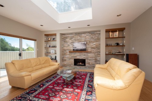 4895 Northwood Drive, West Vancouver, BC - Indoor Photo Showing Living Room With Fireplace