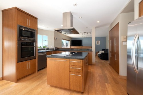 4895 Northwood Drive, West Vancouver, BC - Indoor Photo Showing Kitchen With Double Sink