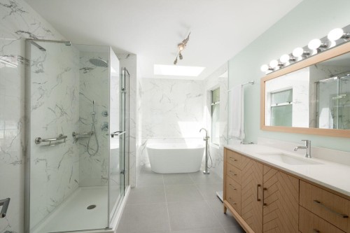 4895 Northwood Drive, West Vancouver, BC - Indoor Photo Showing Bathroom