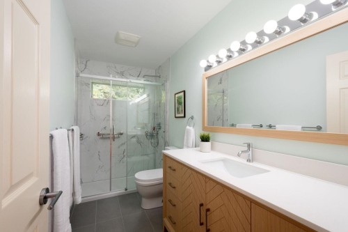 4895 Northwood Drive, West Vancouver, BC - Indoor Photo Showing Bathroom
