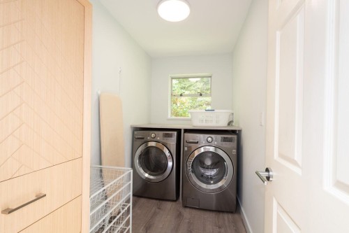 4895 Northwood Drive, West Vancouver, BC - Indoor Photo Showing Laundry Room