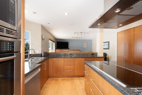 4895 Northwood Drive, West Vancouver, BC - Indoor Photo Showing Kitchen With Double Sink