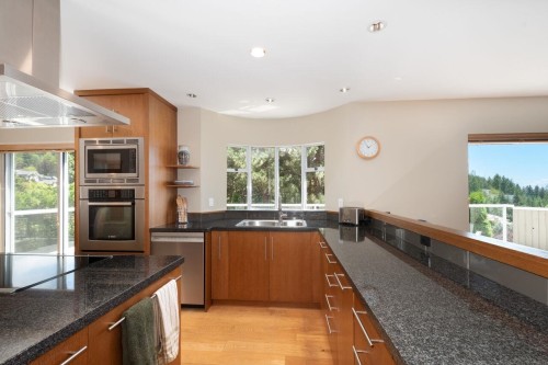 4895 Northwood Drive, West Vancouver, BC - Indoor Photo Showing Kitchen With Double Sink