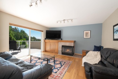 4895 Northwood Drive, West Vancouver, BC - Indoor Photo Showing Living Room With Fireplace