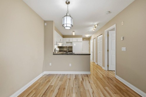 209-688 16Th Avenue E, Vancouver, BC - Indoor Photo Showing Other Room