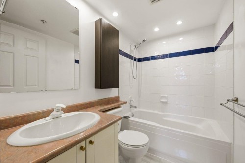 209-688 16Th Avenue E, Vancouver, BC - Indoor Photo Showing Bathroom