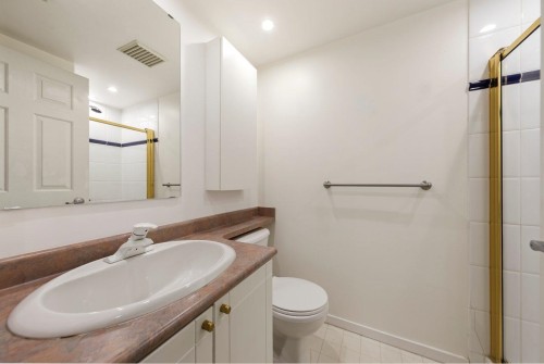 209-688 16Th Avenue E, Vancouver, BC - Indoor Photo Showing Bathroom