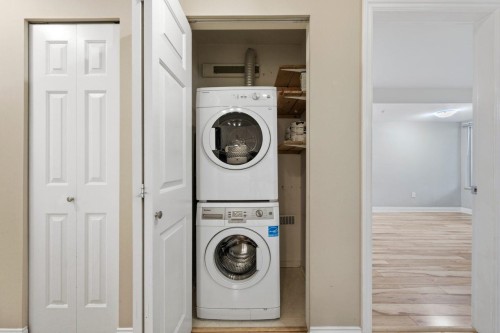 209-688 16Th Avenue E, Vancouver, BC - Indoor Photo Showing Laundry Room