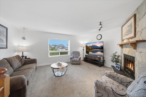 18839 Ford Road, Pitt Meadows, BC - Indoor Photo Showing Living Room With Fireplace