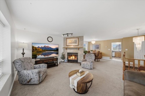 18839 Ford Road, Pitt Meadows, BC - Indoor Photo Showing Living Room With Fireplace