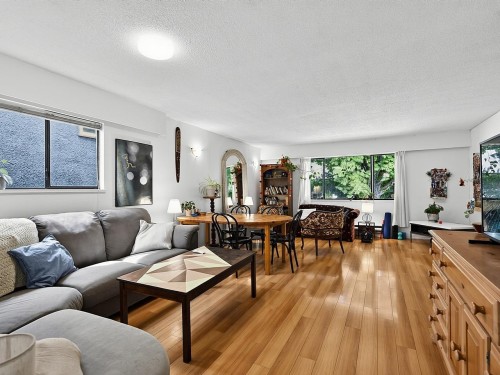 442 10Th Avenue E, Vancouver, BC - Indoor Photo Showing Living Room