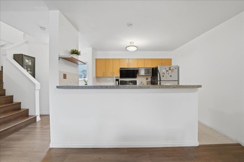 1-7128 17Th Avenue, Burnaby, BC - Indoor Photo Showing Kitchen