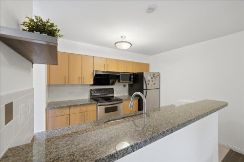 1-7128 17Th Avenue, Burnaby, BC - Indoor Photo Showing Kitchen