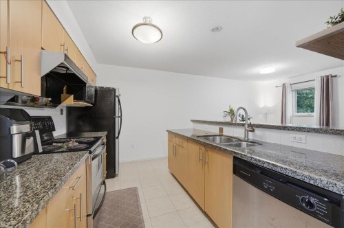 1-7128 17Th Avenue, Burnaby, BC - Indoor Photo Showing Kitchen With Double Sink