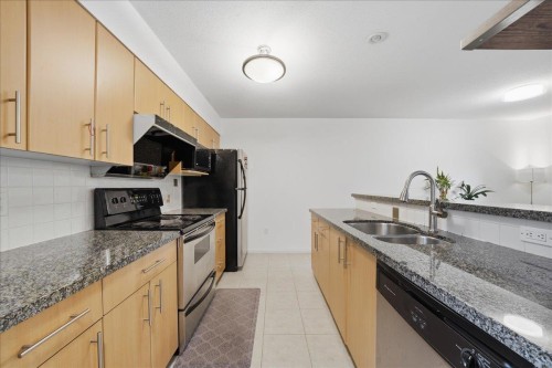 1-7128 17Th Avenue, Burnaby, BC - Indoor Photo Showing Kitchen With Double Sink