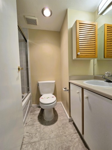 101-5565 Barker Avenue, Burnaby, BC - Indoor Photo Showing Bathroom