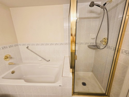 101-5565 Barker Avenue, Burnaby, BC - Indoor Photo Showing Bathroom