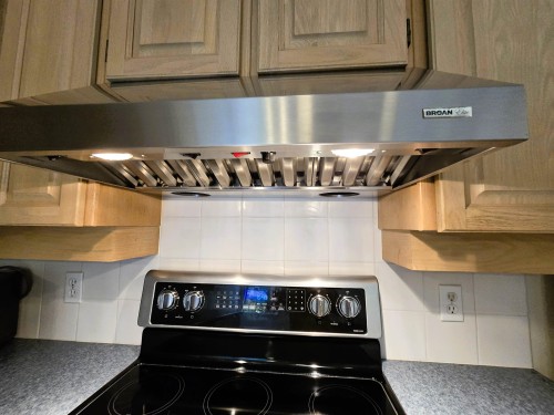 101-5565 Barker Avenue, Burnaby, BC - Indoor Photo Showing Kitchen