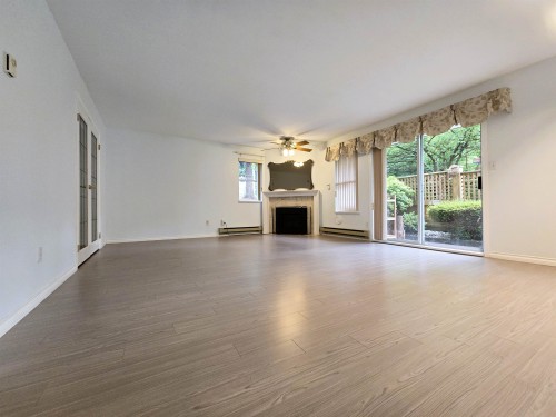 101-5565 Barker Avenue, Burnaby, BC - Indoor Photo Showing Living Room